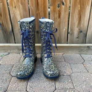 Wind river women rubber rain boots, blue and cream floral. Size 7. Used.